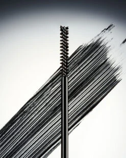 THE PROFESSIONALL MASCARA 17 THE PROFESSIONALL MASCARA -Luxe Beauty flatlays mascara 2022 texture step 1 lift 4x5 35fe4641 8eb3 48d6 b0b8 17166e521232