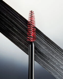 THE PROFESSIONALL MASCARA 19 THE PROFESSIONALL MASCARA -Luxe Beauty flatlays mascara 2022 texture step 2 volume 4x5 a83d31e4 993c 492f 8767 661000fc4443